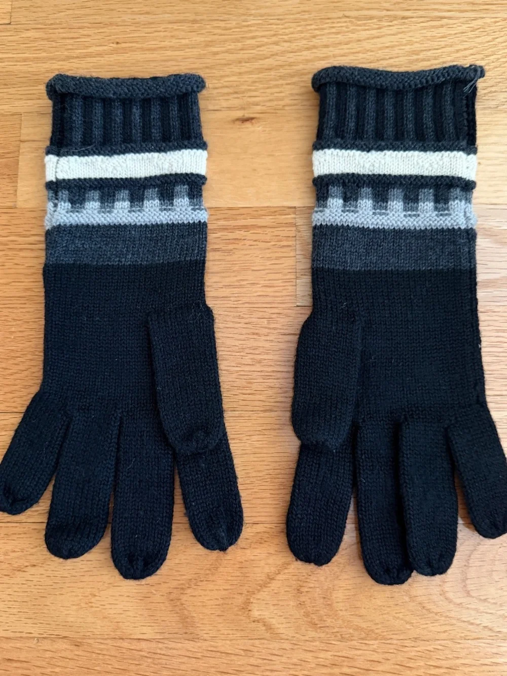 Smartwool Merino Wool Womens Gloves Black Gray White Snowflake